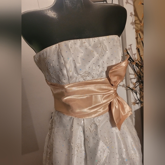 Gunne Sax Jessica McClintock White and Gold Strapless Formal Dress - Picture 2 of 9